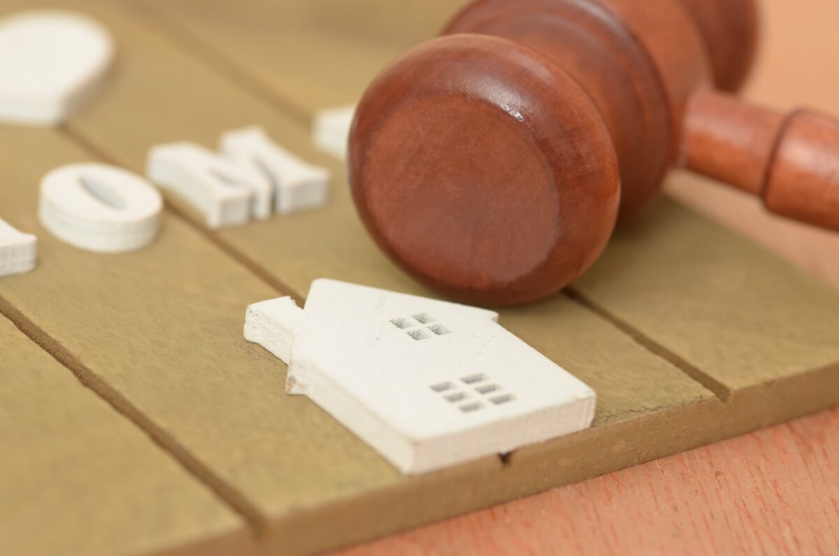 Judge’s gavel beside a miniature house symbolizing the Johnson v. Davis Florida disclosure rule in real estate transactions