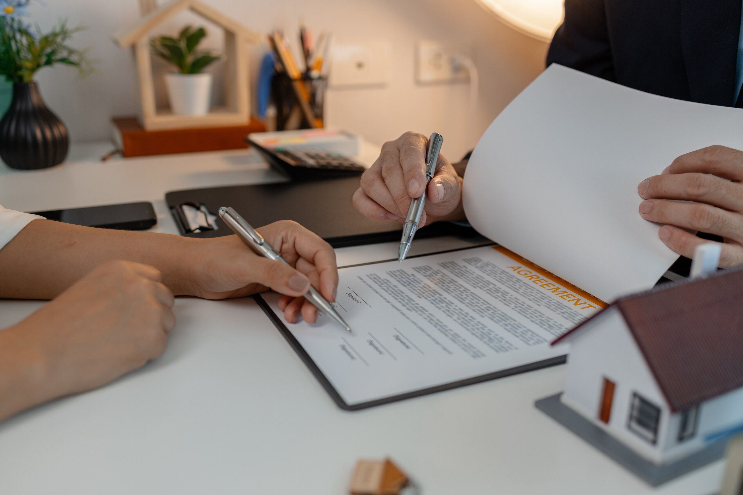 Reviewing a Florida real estate closing agreement illustrating the difference between marketable title and insurable title